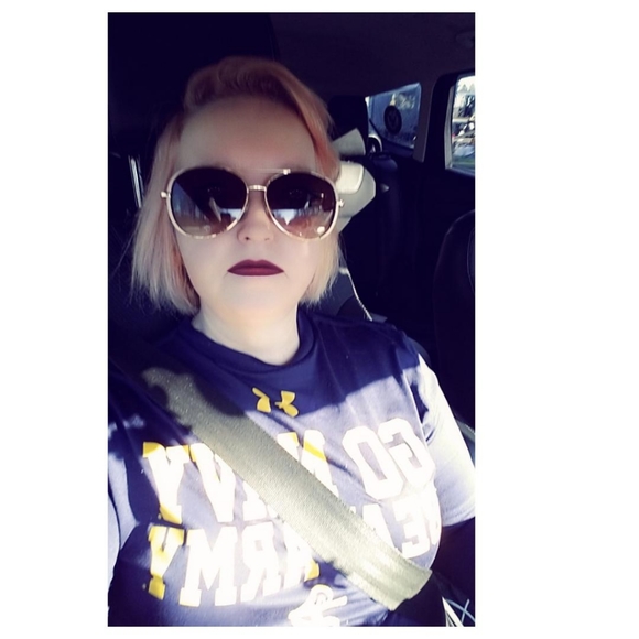 Meet your Posher, Kat - Picture 2 of 6